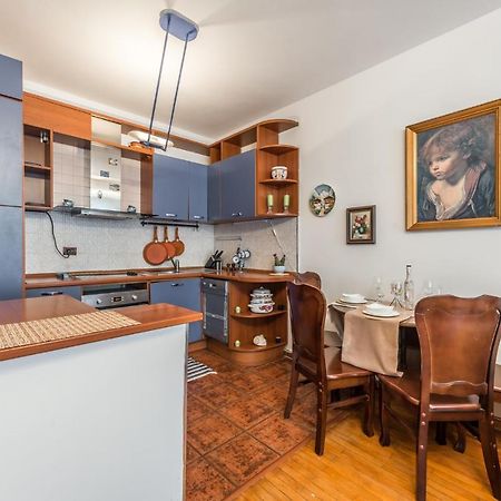 Vintage And Warm 2Br Apartament In Tirana Esterno foto