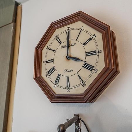 Vintage And Warm 2Br Apartament In Tirana Esterno foto