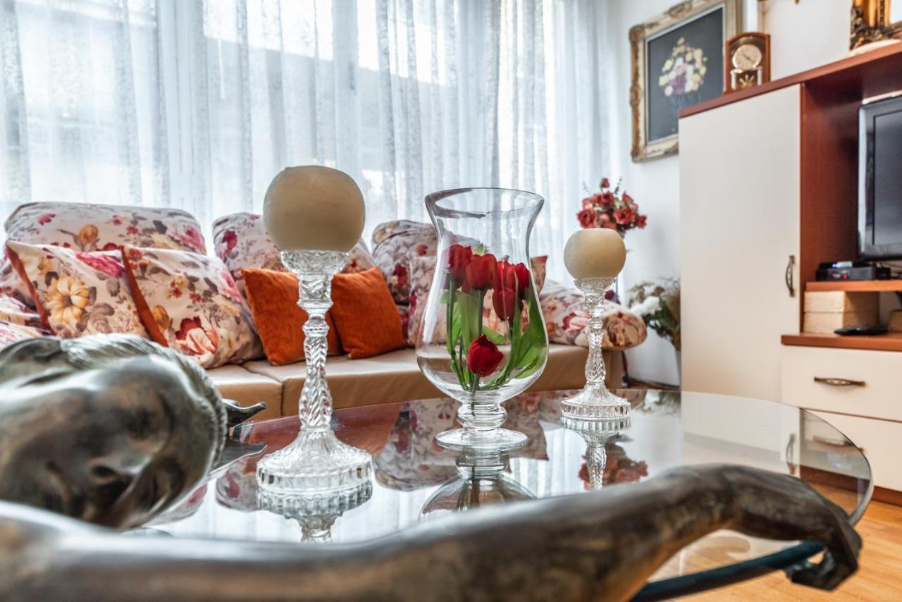 Vintage And Warm 2Br Apartament In Tirana Esterno foto