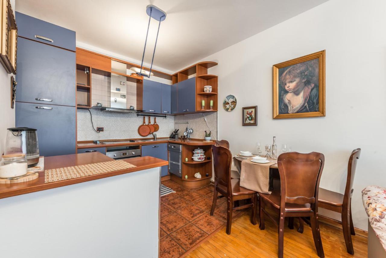 Vintage And Warm 2Br Apartament In Tirana Esterno foto