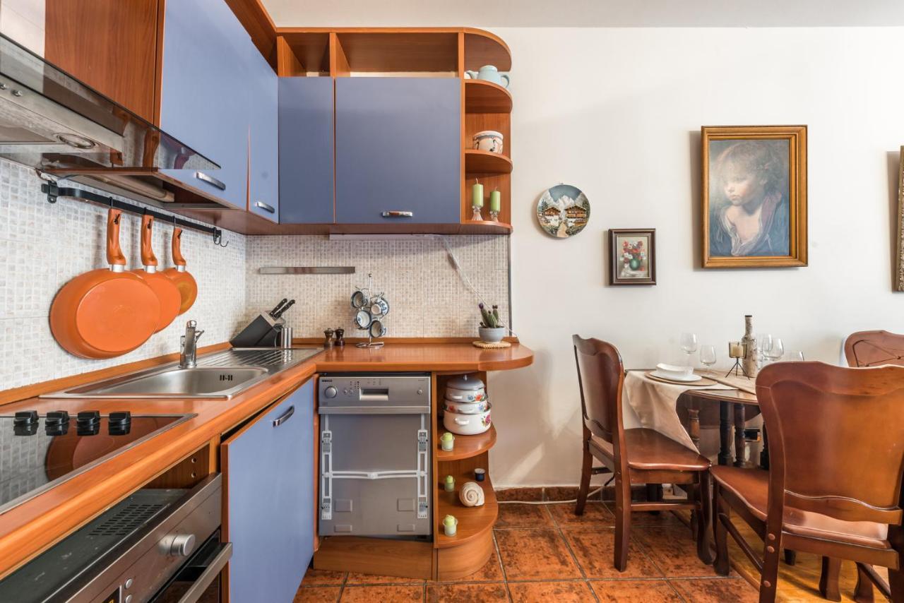 Vintage And Warm 2Br Apartament In Tirana Esterno foto
