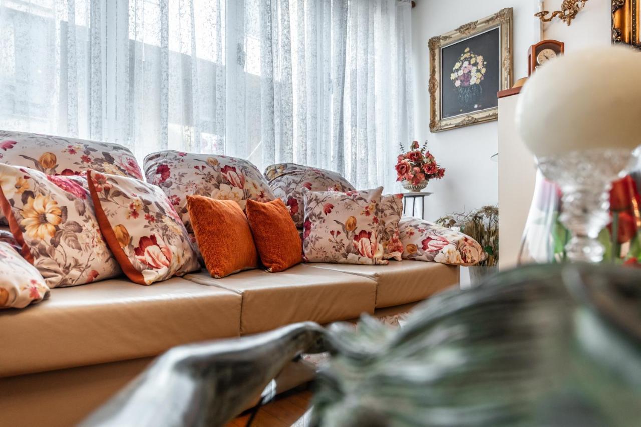 Vintage And Warm 2Br Apartament In Tirana Esterno foto