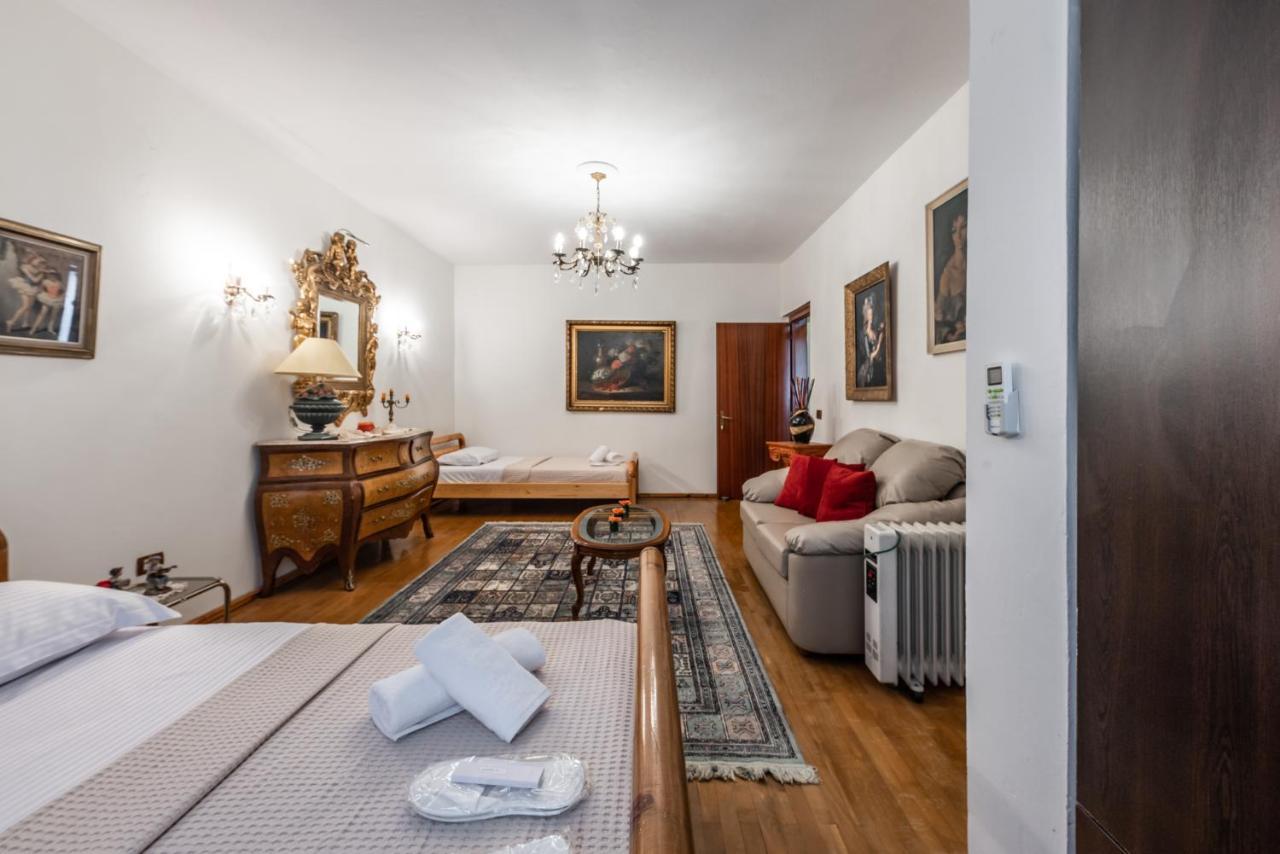 Vintage And Warm 2Br Apartament In Tirana Esterno foto