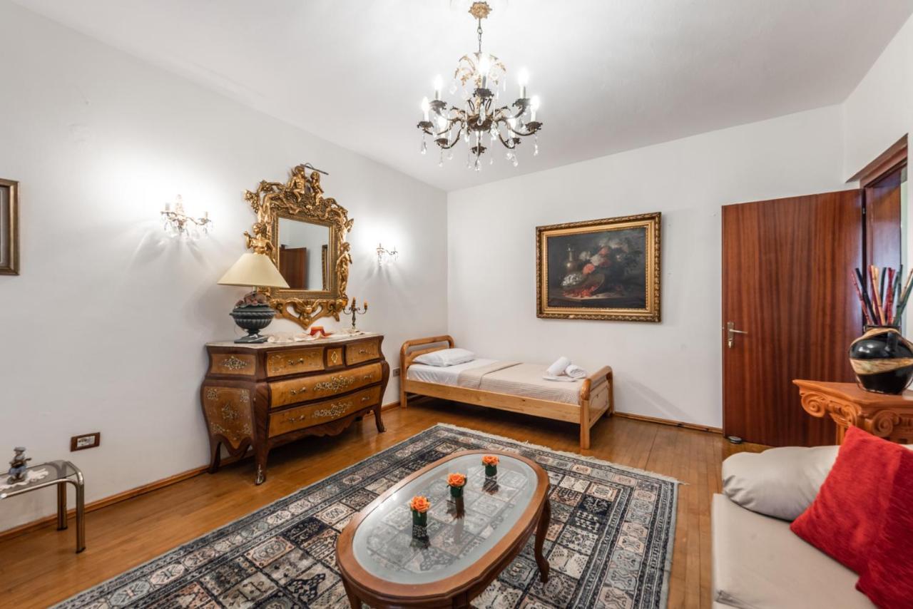 Vintage And Warm 2Br Apartament In Tirana Esterno foto
