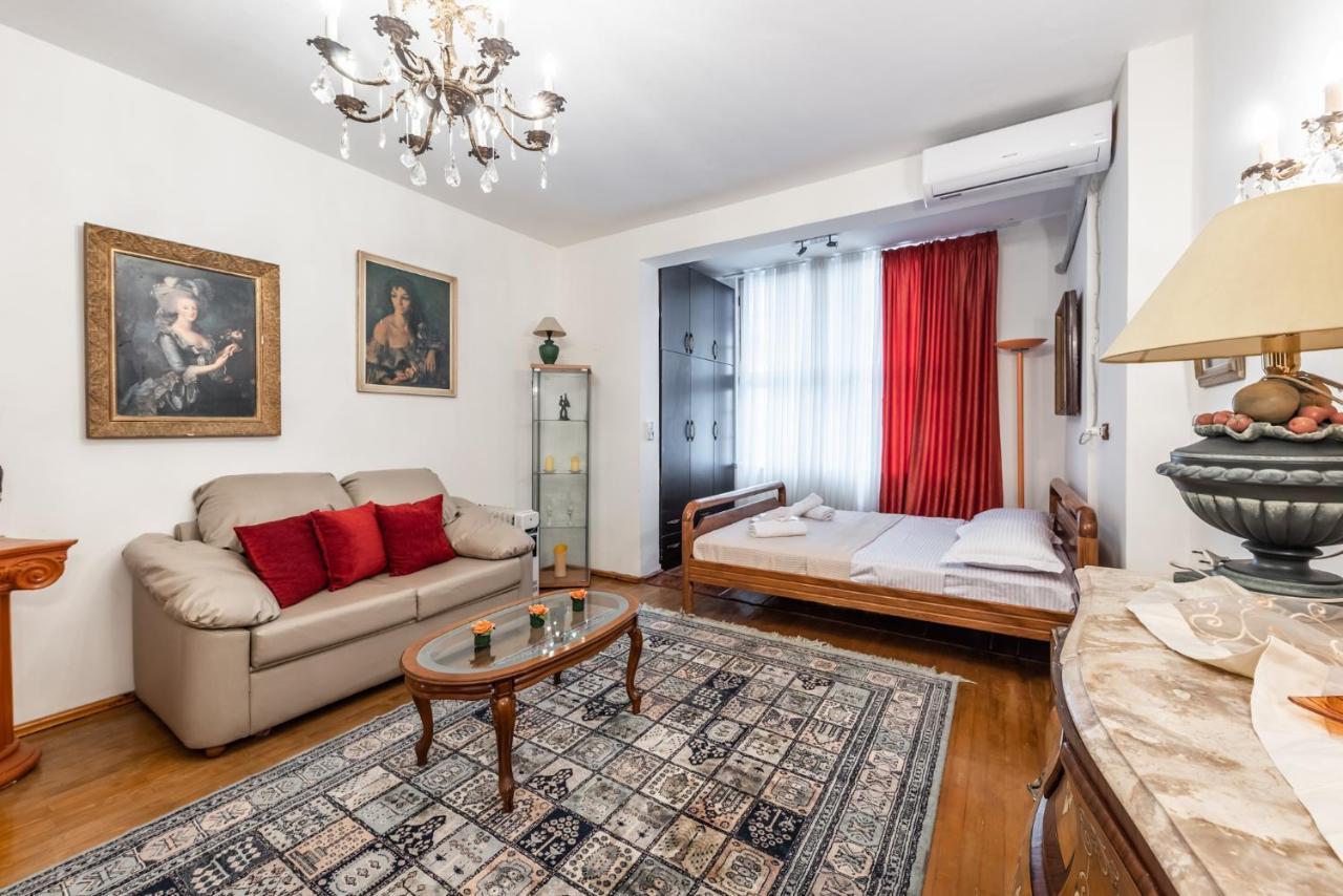 Vintage And Warm 2Br Apartament In Tirana Esterno foto