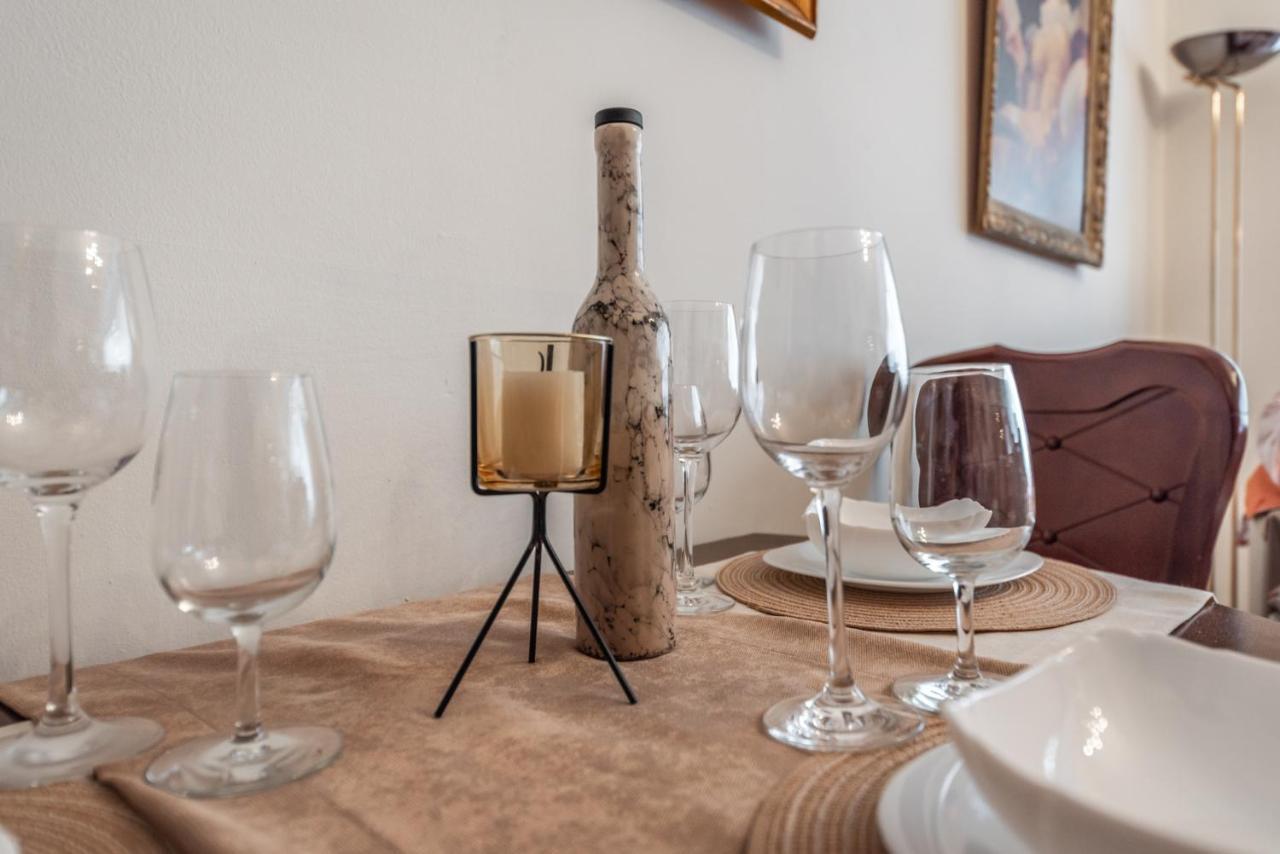 Vintage And Warm 2Br Apartament In Tirana Esterno foto