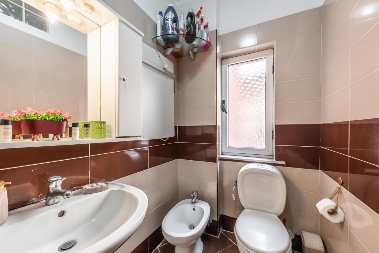 Vintage And Warm 2Br Apartament In Tirana Esterno foto