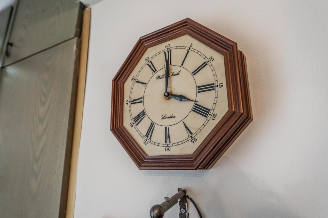 Vintage And Warm 2Br Apartament In Tirana Esterno foto