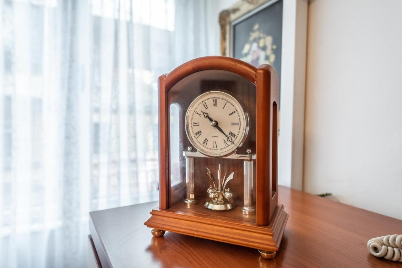 Vintage And Warm 2Br Apartament In Tirana Esterno foto