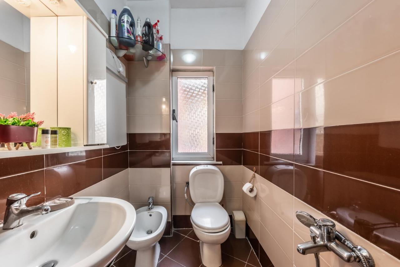 Vintage And Warm 2Br Apartament In Tirana Esterno foto